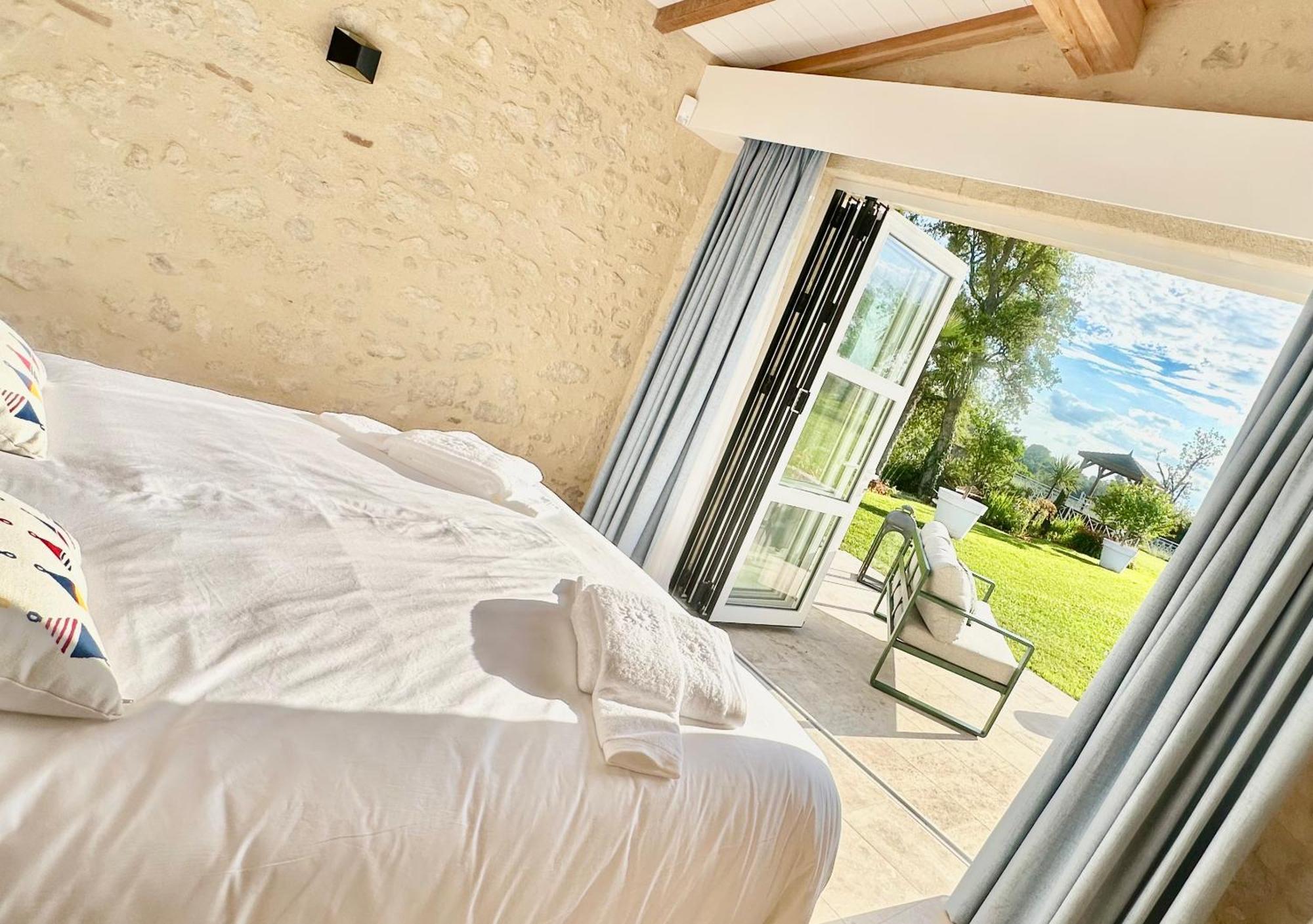 Chateau De Lafont Suites Saint-Vivien  Exteriör bild
